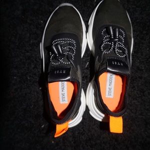 SUPER COMFY STEVE MADDEN SNEAKS